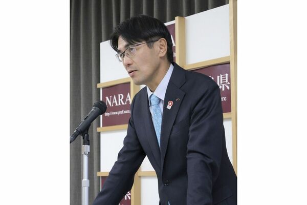 Ｋ-POPイベント予算が成立し、記者会見する山下奈良県知事（2024年12月16日、写真：共同通信社）