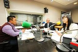 「マット安川のずばり勝負」スタジオ風景／マット安川、南丘喜八郎、加藤知華／前田せいめい撮影