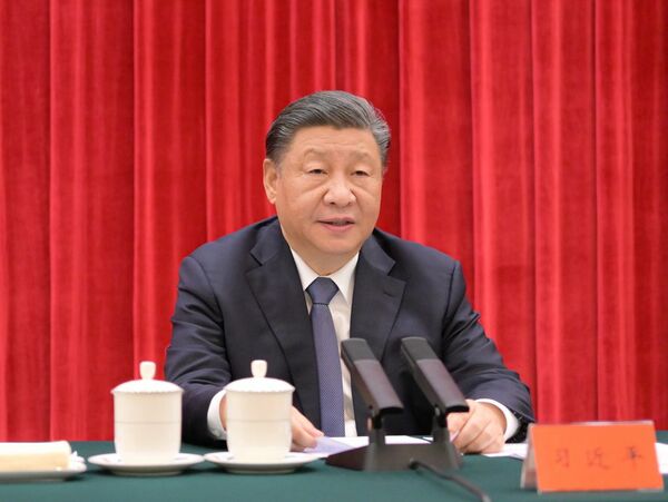 12月26日、中国・北京の人民大会堂で毛沢東生誕130周年を記念して中国共産党中央委員会が開催したシンポジウムで演説する習近平主席