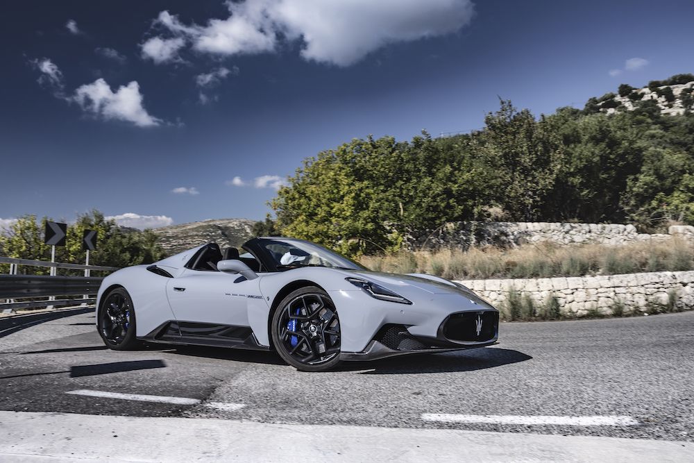 マセラティ MC20のオープントップ。MC20 チェロはどう違う？ 試乗して