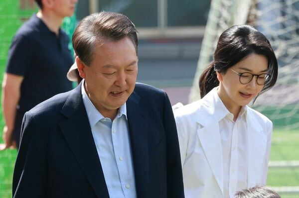 前大統領の尹錫悦氏と金建希夫人(写真:YONHAP NEWS/アフロ)