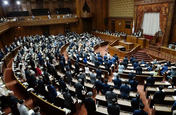 改正政治資金規正法は2024年6月に可決・成立したが、まだ不完全だと郷原氏は指摘している(写真:共同通信社)