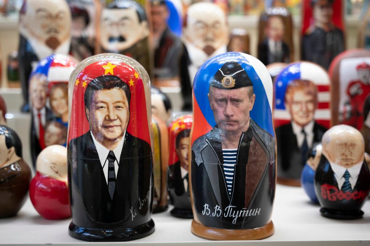 ロシアのプーチン大統領が描かれたマトリョーシカ｜木工、竹工芸