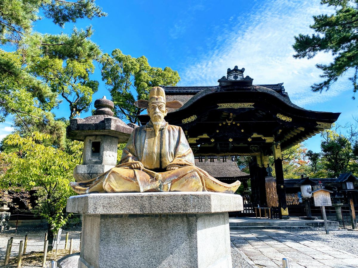 家康の墓をしのぐ大きさ、京都・阿弥陀ヶ峰に佇む秀吉の墓の数奇 豊国廟へと続く489段の階段を上れば、高さ10mの五輪塔が(2/5) | JBpress  (ジェイビープレス)