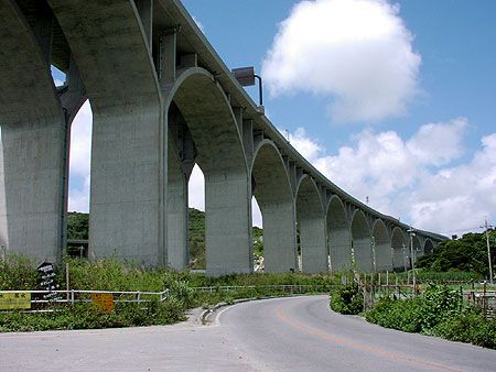 南風原高架橋（えぬ, Public domain, via Wikimedia Commons）