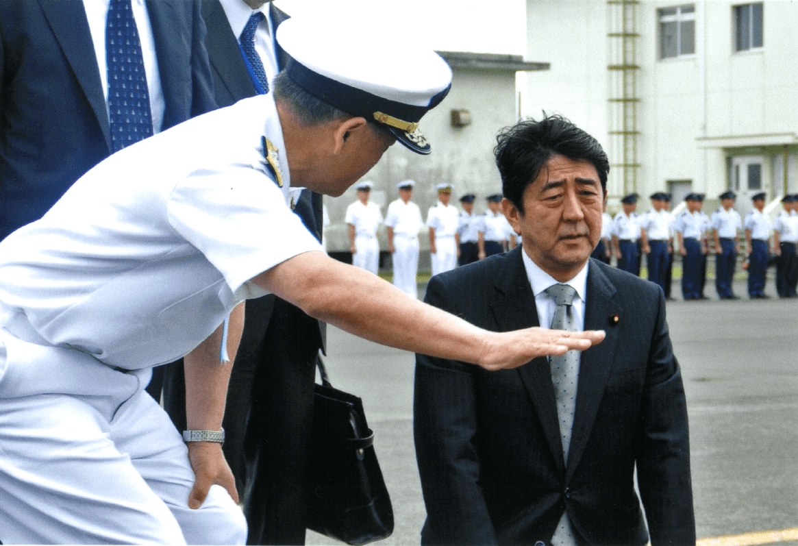 安倍晋三1周忌で思い出される、記者が去った硫黄島で突如ひざまずいた
