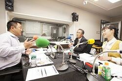 「マット安川のずばり勝負」スタジオ風景／マット安川、織田邦男、加藤知華／前田せいめい撮影