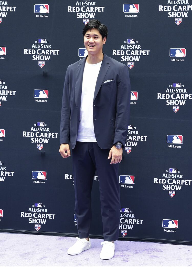 大谷翔平 グレーのスーツ姿で「レッドカーペットショー」に登場