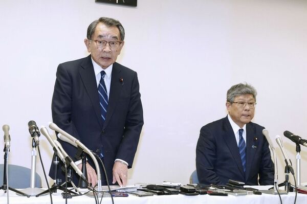 1月19日、自民党本部で会見し、裏金問題について謝罪する安倍派の塩谷立氏と高木毅前国対委員長。同日の派閥の議員総会で、安倍派の解散を決定した