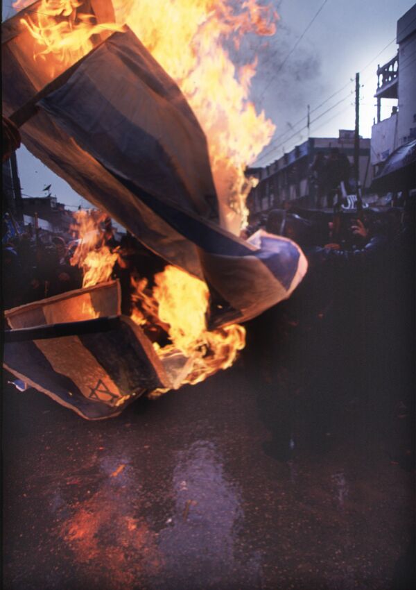 ダビデの星をあしらったイスラエル国旗を燃やしたハマス