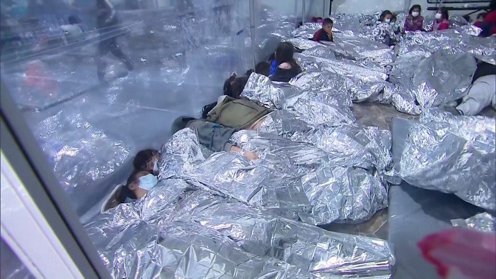 米移民収容施設、子ども3400人がすし詰め状態　メディアに公開