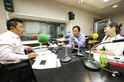 「マット安川のずばり勝負」スタジオ風景/マット安川、諸永裕一(経産省クールジャパン担当)、加藤知華/前田せいめい撮影