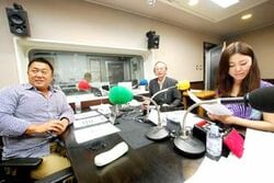 「マット安川のずばり勝負」スタジオ風景／マット安川、宮崎正弘、藤岡明美／前田せいめい撮影