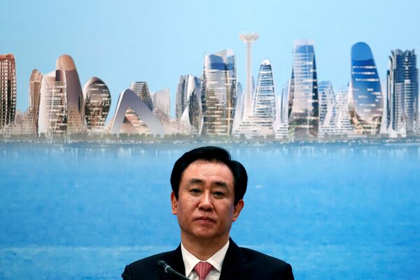 警察に連行された中国の不動産大手・恒大集団の創業者である許家印氏(2017年3月資料写真:ロイター/アフロ)