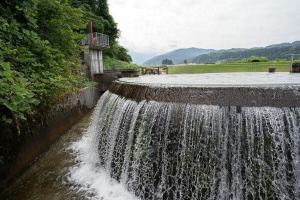 各地の円筒分水のなかでも、落差が大きい。2メートル近くありそうだ