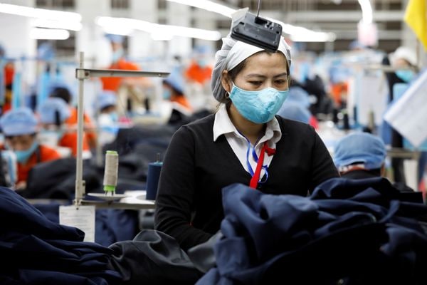 ベトナム・フンイエン省の輸出用の衣服工場で働く従業員たち。2020年12月30日撮影(写真:ロイター/アフロ)