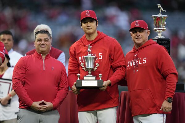 チーム年間MVPを獲得した大谷翔平とともに写真に収まるミナシアンGM(左)とネビル監督(写真:AP/アフロ)