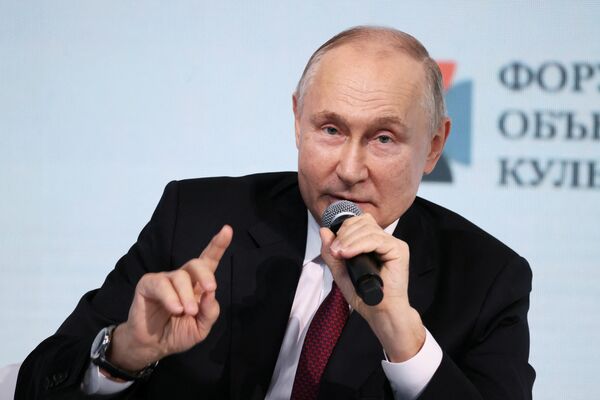 11月17日、ロシアのサンクトペテルブルクで開催された国際文化フォーラムに出席するロシアのウラジーミル・プーチン大統領