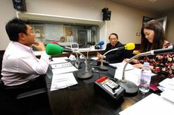 「マット安川のずばり勝負」スタジオ風景／マット安川、平沢勝栄、藤岡明美／前田せいめい撮影