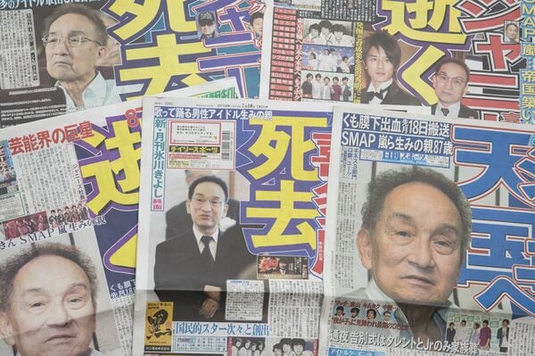 2019年7月10日、ジャニー喜多川氏の訃報を一面で伝える新聞各紙。果たして、天国へ旅立ったのだろうか（写真：ゲッティ/共同通信イメージズ）