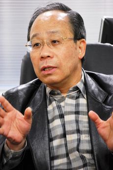 松谷明彦氏／前田せいめい撮影