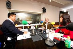 「マット安川のずばり勝負」スタジオ風景／マット安川、宮崎正弘、加藤知華／前田せいめい撮影