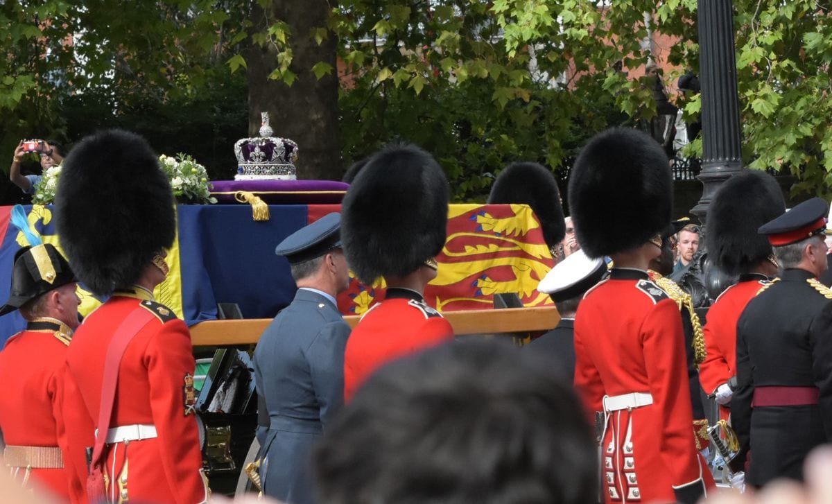 エリザベス英女王の国葬になぜ英国民は不満を漏らさないのか 女王死去に備え1960年代から密かに練られていた緻密な「ロンドン橋作戦」(1/5) |  JBpress (ジェイビープレス)