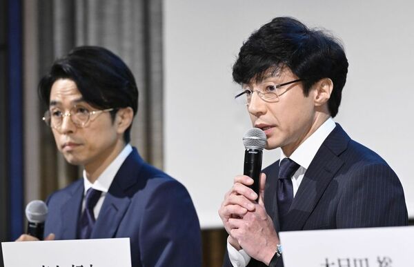 10月2日の記者会見に登壇したジャニーズ事務所の東山紀之社長（右）と井ノ原快彦氏