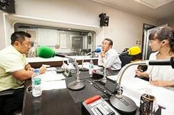 「マット安川のずばり勝負」スタジオ風景／マット安川、織田邦男、加藤知華／前田せいめい撮影
