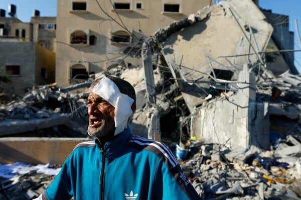 10月15日、イスラエル軍の攻撃で家族8人を失ったパレスチナ人のモハマド・アブ・ダカさん。瓦礫の下に閉じ込めらた残る家族3人の捜索を続けている