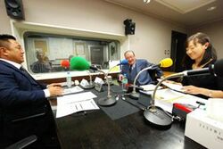 「マット安川のずばり勝負」スタジオ風景／マット安川、藤木幸夫、加藤知華／前田せいめい撮影