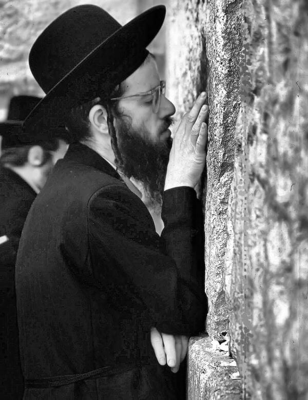 私はこの壁に身体ごと入りたいと言った。ユダヤ教超正統派の男性信者