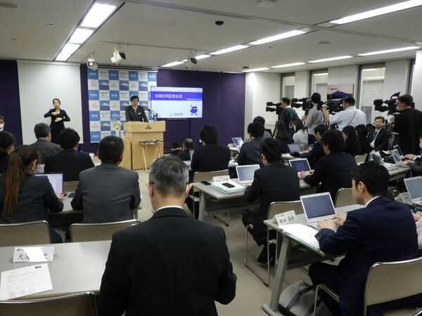 退職届を提出した4月10日の記者会見には多くの報道陣が詰めかけた（写真：筆者撮影）