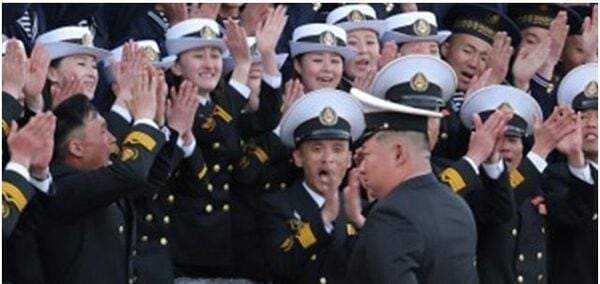 北朝鮮の「笑える写真集」第2弾、戦闘機基地隣のウォータースライダー
