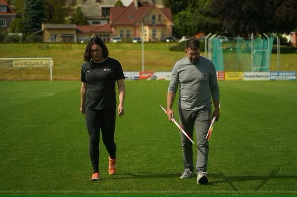 コーチのセケラック氏（右）と二人三脚で頂点を目指す