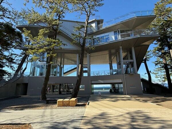 「伊豆市津波避難複合施設 テラッセオレンジ トイ」。津波を避けるため高く持ち上げられた床の下に、建物の前後をつなぐ気持ちのいいピロティがつくられた。設計／東京大学今井研究室、日本工営都市空間（写真：磯達雄）