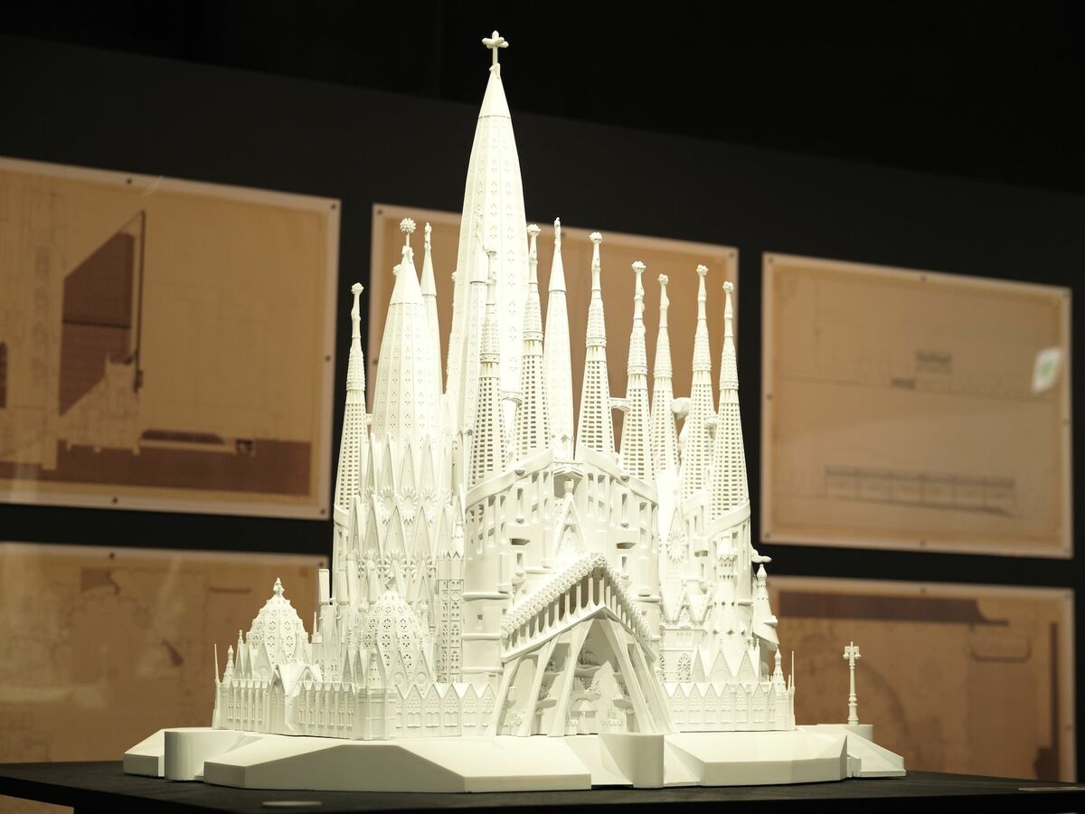 なぜガウディは柱を「斜め」に建てたのか？没後100年、天才建築家の