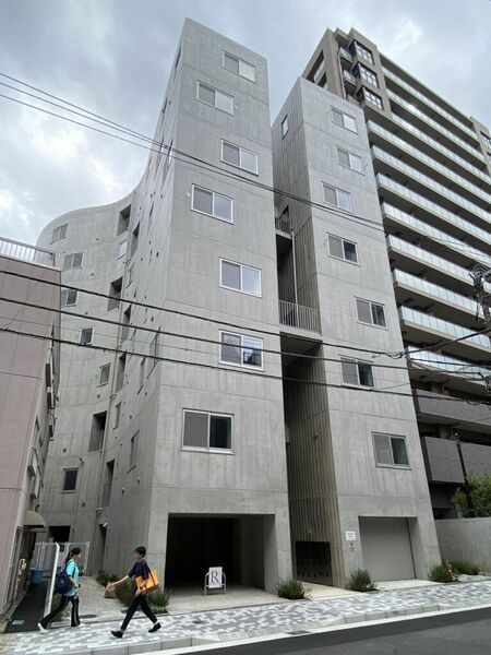 「天神町place」の道路側外観。くるりと巻かれた建物の両端が現れる。その隙間から中庭に入る（写真：宮沢洋）