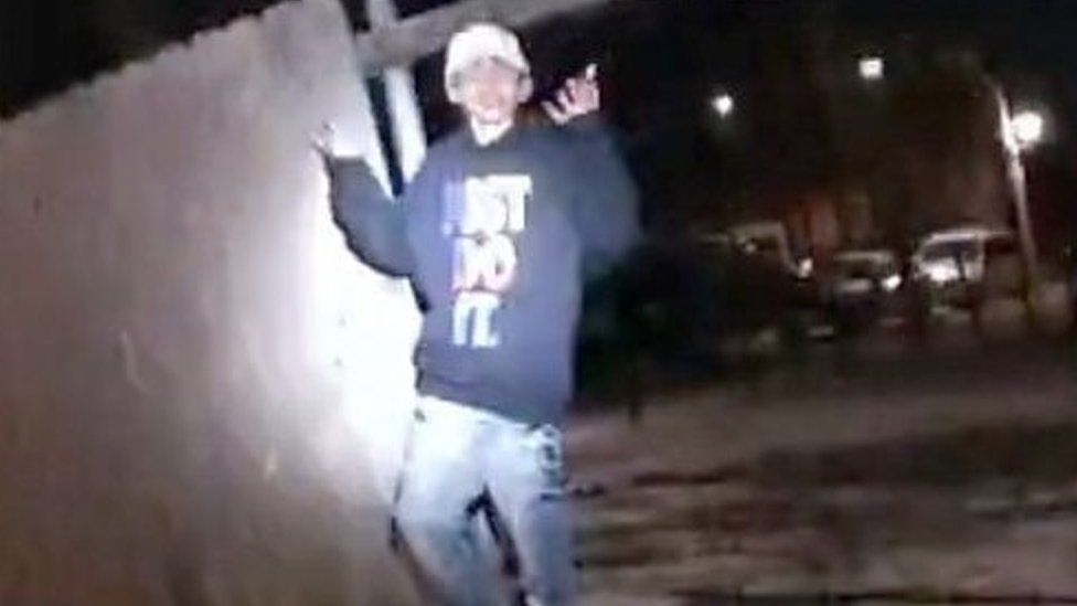 米警官が13歳少年を射殺　ボディーカメラ映像