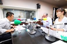 「マット安川のずばり勝負」スタジオ風景／マット安川、藤木幸夫、加藤知華／前田せいめい撮影