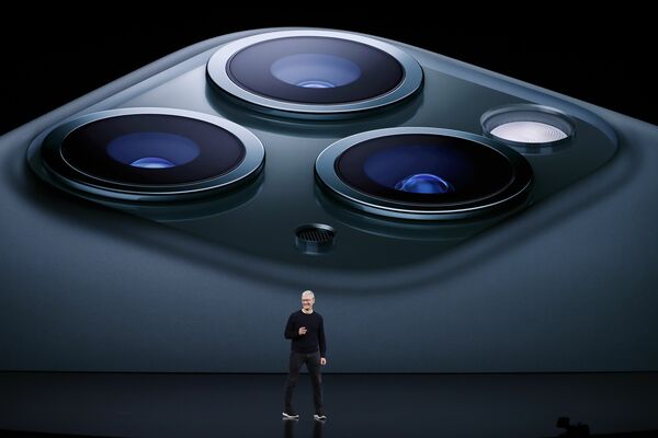 当初2万円程度だったiPhoneの価格は現在20万円を超えている。その価値向上には、アプリの貢献も少なくないが、年間30兆円にのぼる売り上げはアプリ事業者に還元されていない(写真:ロイター/アフロ)