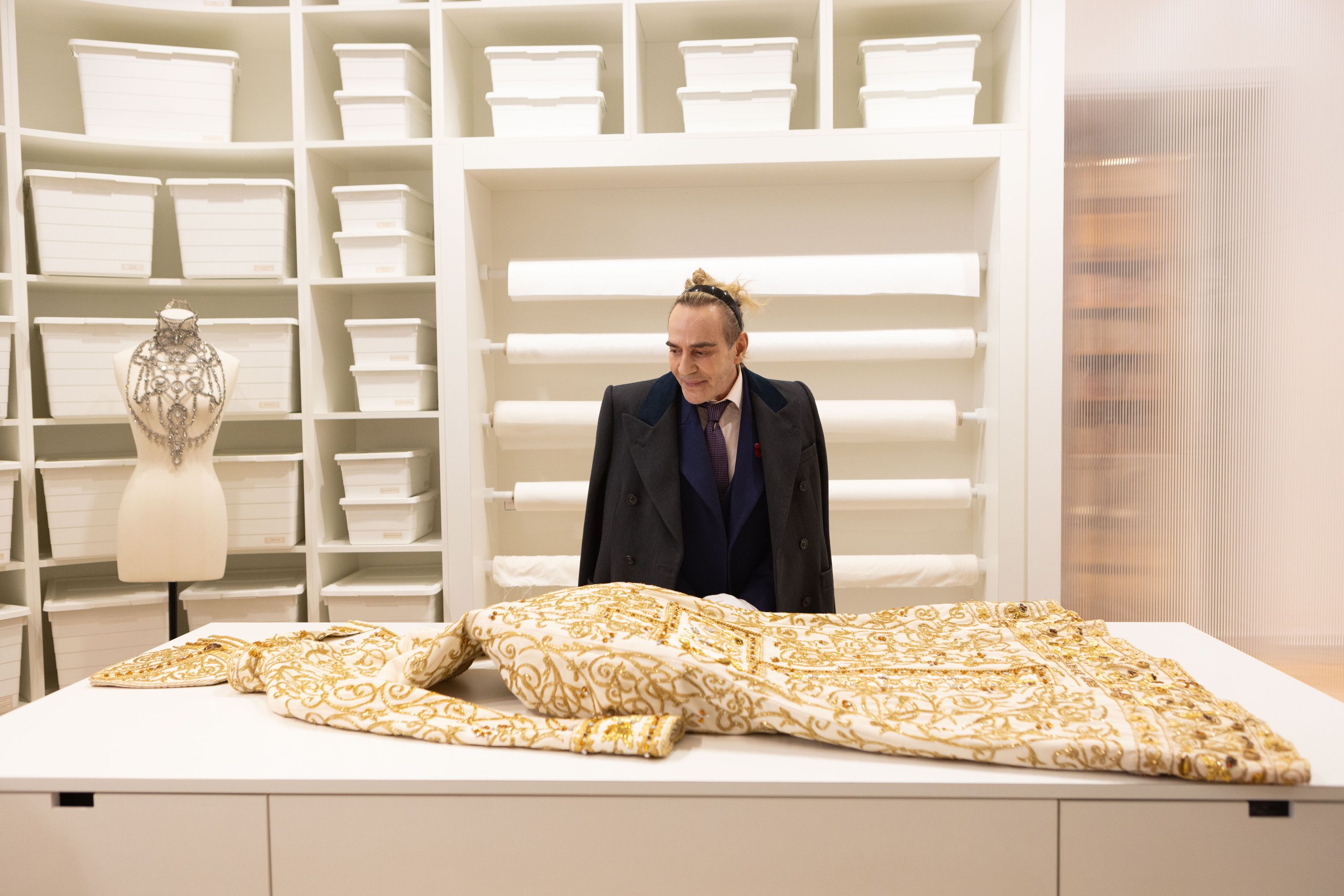 稀代のファッションデザイナー、ジョン・ガリアーノの栄光と転落、復活…「魂が喜ぶ」仕事を選んだ男のピュアな狂気 本人が語るドキュメンタリー映画 ...