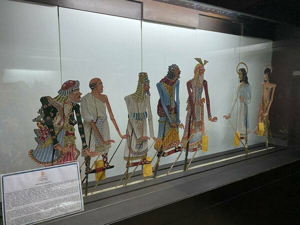 現地の博物館に展示されているキリスト教布教用のワヤンの人形(筆者提供)